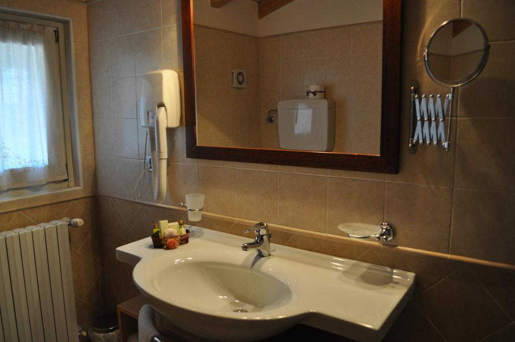 Hotel La Corte Bedizzole الغرفة الصورة