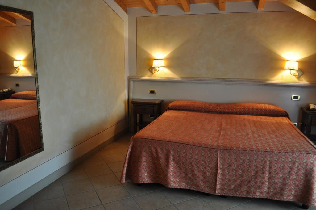 Hotel La Corte Bedizzole الغرفة الصورة