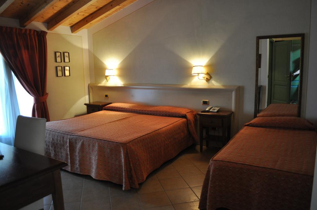Hotel La Corte Bedizzole الغرفة الصورة